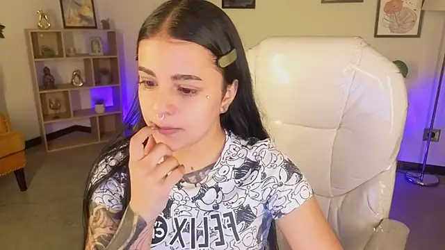 Snapshot of Nicole_Foxx_ chatting on October 31, 8:24 pm Nicole Foxx online show from October 31, 8:24 pm