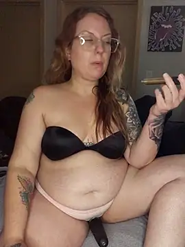 Snapshot of TattedMamaXOXO chatting on September 8, 3:22 pm TattedMamaXOXO online show from September 8, 3:22 pm