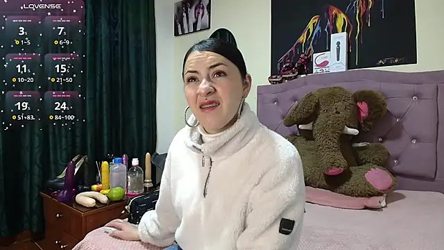 Snapshot of Emmie_Hot chatting on October 25, 12:13 pm Emmie Hot online show from October 25, 12:13 pm