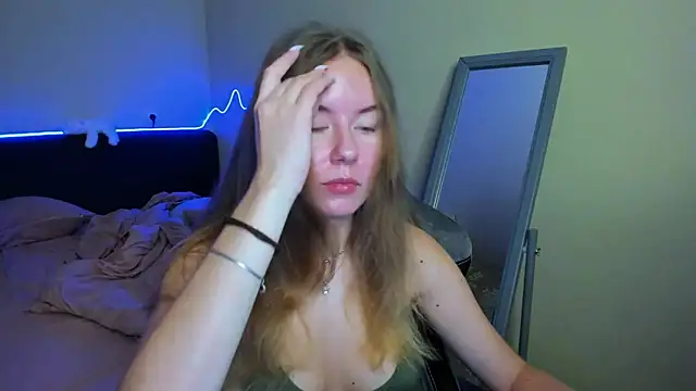 EmilyPaw online show from November 18, 8:04 am