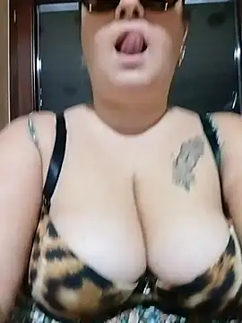 Snapshot of topina8 chatting on October 21, 3:27 pm topina8 online show from October 21, 3:27 pm