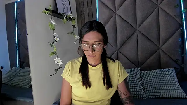 LauraaGomezz   online show from October 14, 7:38 pm