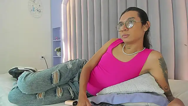 LauraaGomezz   online show from September 8, 7:35 pm