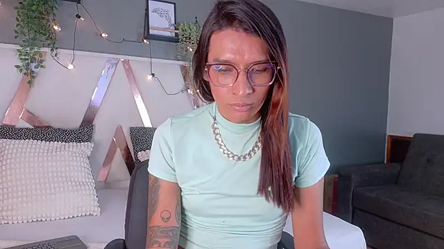 LauraaGomezz   online show from October 20, 7:39 pm