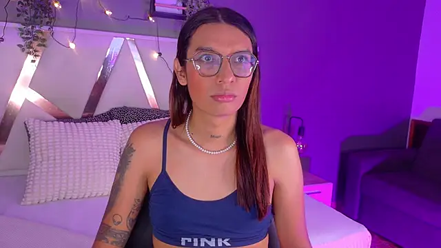 LauraaGomezz   online show from October 10, 7:30 pm