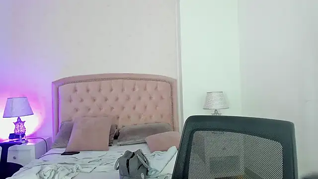 Kendall  Fox online show from October 9, 6:17 am