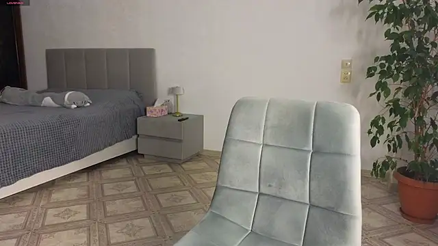  AliceBlack  online show from October 6, 5:29 pm