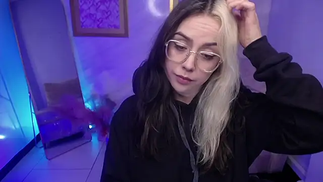 Hela v online show from October 27, 8:14 pm