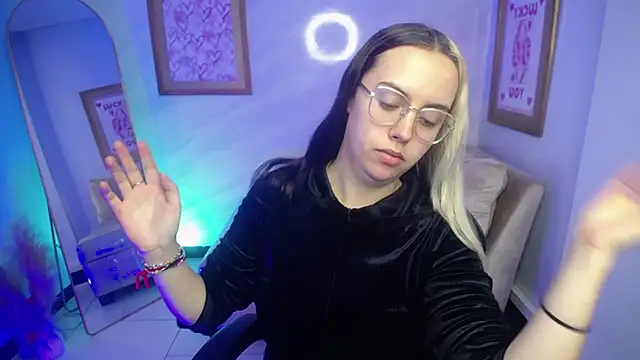 Hela v online show from September 24, 12:04 pm