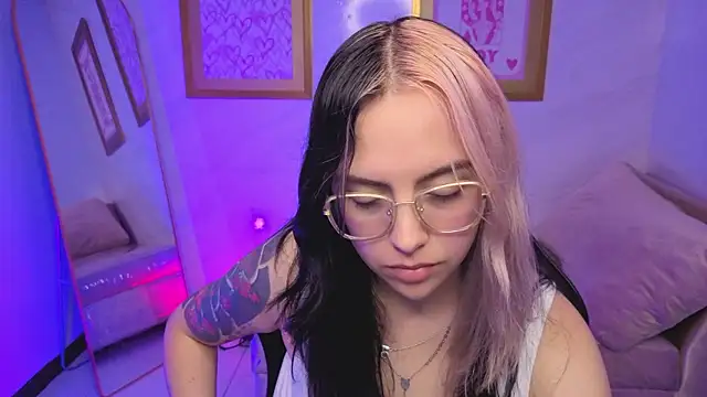 Hela v online show from January 8, 8:35 pm