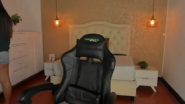 Snapshot of Hadley_ chatting on October 16, 2:47 am Hadley online show from October 16, 2:47 am