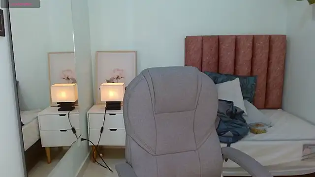 brendathompson  online show from December 3, 4:04 am