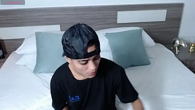 Liiamthompson online show from April 1, 7:11 pm