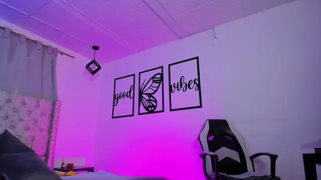 nicolee millerr online show from April 23, 12:40 pm