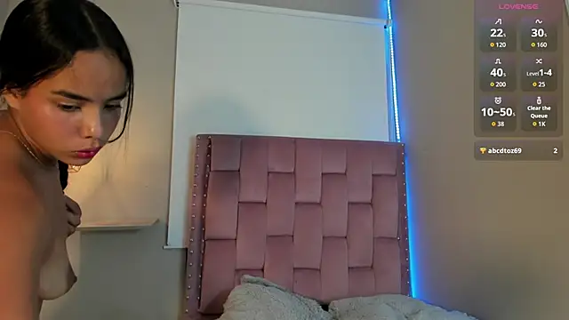 Roxy Stonee online show from April 16, 8:30 pm