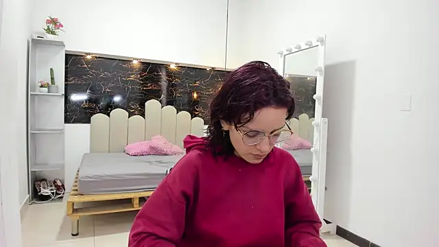 Snapshot of Annyrosee chatting on October 18, 8:21 pm Annyrosee online show from October 18, 8:21 pm