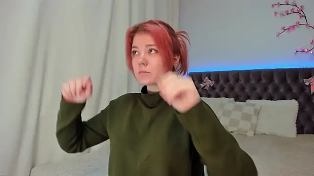 Ella Mayers online show from November 1, 1:37 pm