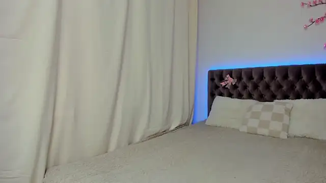 Ella Mayers online show from October 10, 12:32 pm