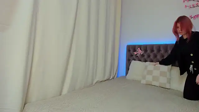 Ella Mayers online show from October 26, 1:28 pm