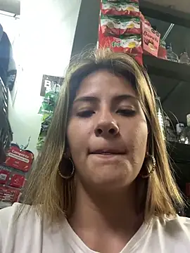 Snapshot of Andrea18_blonde chatting on October 27, 11:32 pm Andrea18 blonde online show from October 27, 11:32 pm