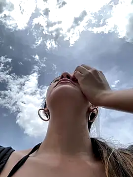 Snapshot of Andrea18_blonde chatting on October 19, 5:37 pm Andrea18 blonde online show from October 19, 5:37 pm