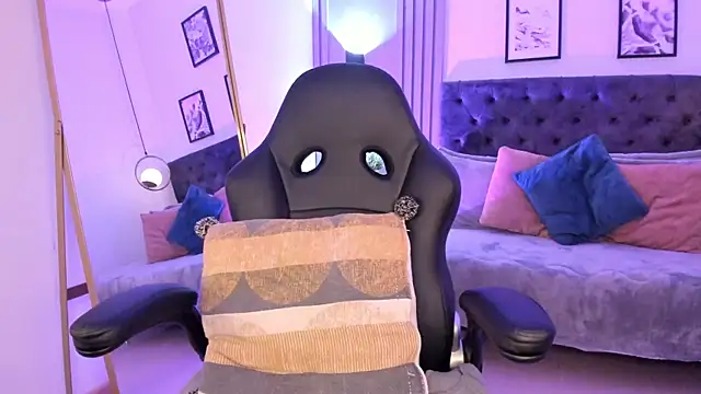 Gigi Strawberry online show from December 17, 1:33 am