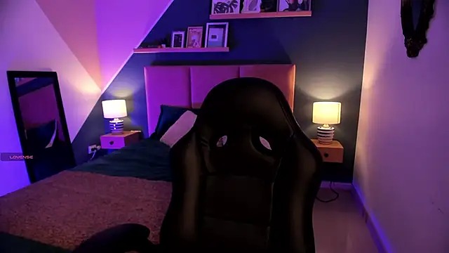 Gigi Strawberry online show from December 19, 1:32 am