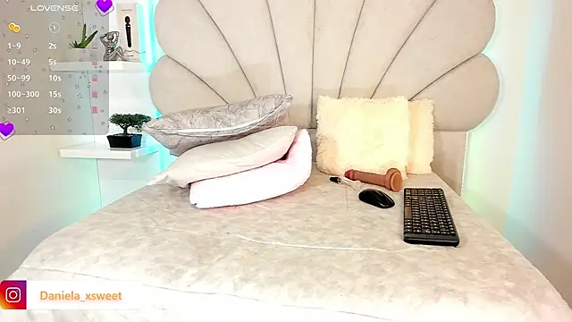 Danielaangelina online show from February 18, 8:13 am