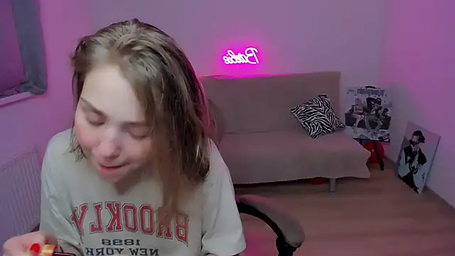 Snapshot of YourMegan chatting on September 18, 6:06 pm YourMegan online show from September 18, 6:06 pm