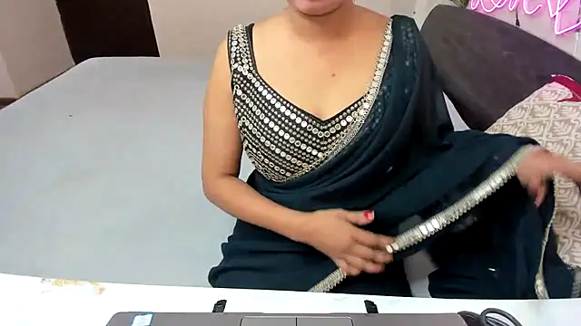 Snapshot of Queen_Couple chatting on October 12, 5:54 am Queen Couple online show from October 12, 5:54 am