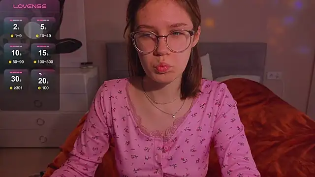 Snapshot of Mia_Luw chatting on October 13, 5:10 am Mia Luw online show from October 13, 5:10 am