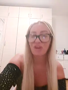 Snapshot of visnjica chatting on October 2, 9:53 pm visnjica online show from October 2, 9:53 pm