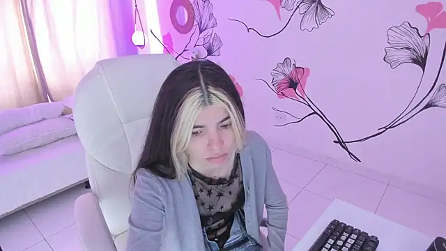 Snapshot of Isabela_Fiorelli chatting on September 19, 1:21 pm Isabela Fiorelli online show from September 19, 1:21 pm