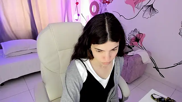 Isabela Fiorelli online show from February 12, 1:24 pm