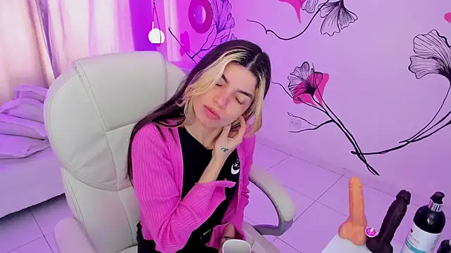 Isabela Fiorelli online show from November 20, 1:01 pm