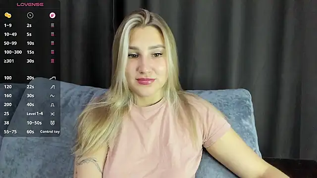 Snapshot of And1sa chatting on October 15, 8:22 pm And1sa online show from October 15, 8:22 pm