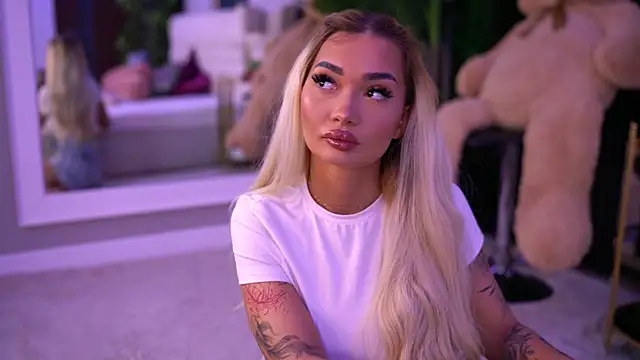 Snapshot of SashaFerrera chatting on September 19, 6:40 pm SashaFerrera online show from September 19, 6:40 pm