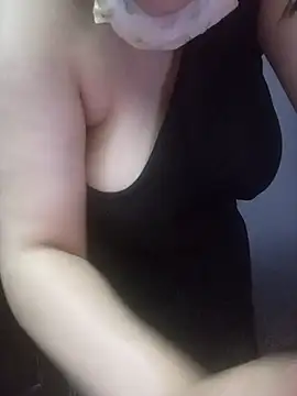 Snapshot of elnotella chatting on October 23, 1:39 pm elnotella online show from October 23, 1:39 pm