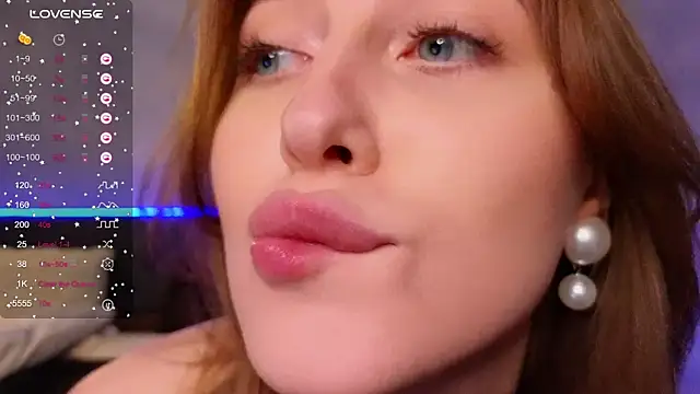 Snapshot of River__Flower chatting on October 15, 6:27 am River Flower online show from October 15, 6:27 am