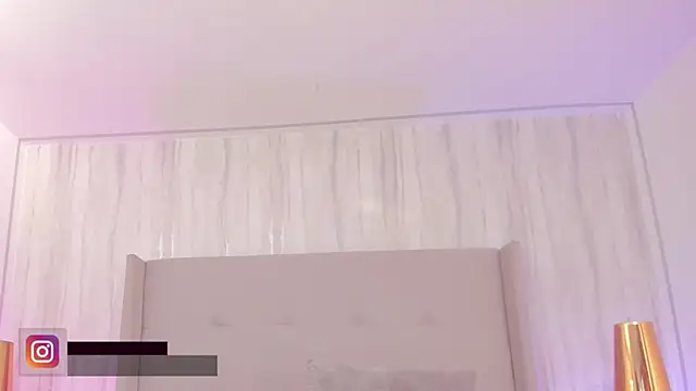 Snapshot of emmiily_z chatting on October 22, 8:36 pm emmiily z online show from October 22, 8:36 pm