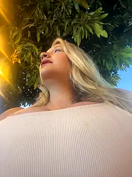 Snapshot of aurora_coldd chatting on October 29, 10:56 pm aurora coldd online show from October 29, 10:56 pm