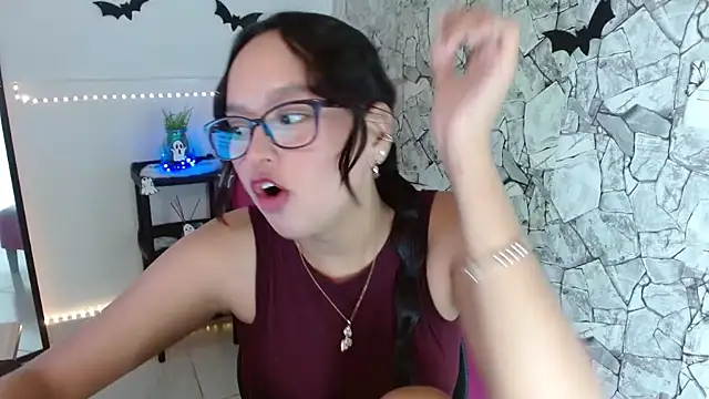 Snapshot of Emilybateee chatting on October 17, 4:32 pm Emilybateee online show from October 17, 4:32 pm