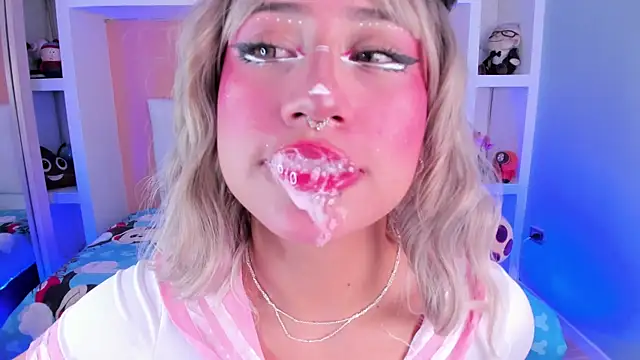 Snapshot of miss___megan chatting on September 19, 2:43 am miss megan online show from September 19, 2:43 am