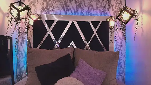 Snapshot of charlotte_bluee chatting on October 6, 6:45 pm charlotte bluee online show from October 6, 6:45 pm