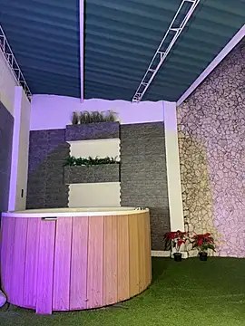 MelanieHillss online show from December 14, 4:51 am