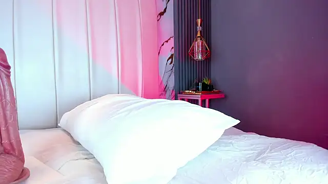 EvaMillins online show from February 6, 7:01 am