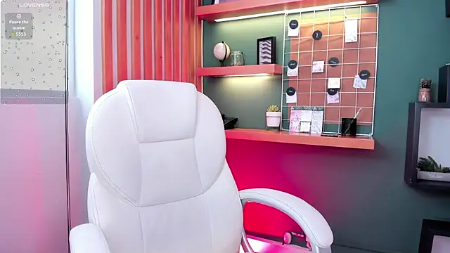 Snapshot of Bella_walker_ chatting on November 1, 5:06 pm Bella walker online show from November 1, 5:06 pm