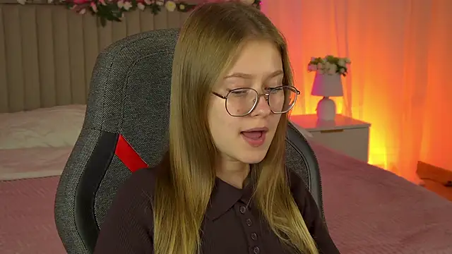 Snapshot of EveMundie chatting on September 24, 12:26 pm EveMundie online show from September 24, 12:26 pm