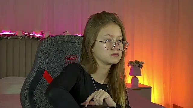 Snapshot of EveMundie chatting on September 29, 6:18 am EveMundie online show from September 29, 6:18 am