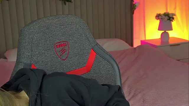 Snapshot of EveMundie chatting on October 18, 1:03 pm EveMundie online show from October 18, 1:03 pm